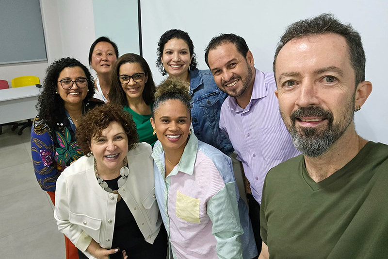 Palestantes junto a alunos e educadores da UniMAX - Foto: divulgação