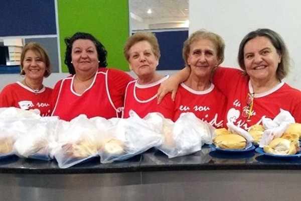 Luciana, a última à direita, realizando voluntariado com o grupo Mais Vida! – Foto: divulgação