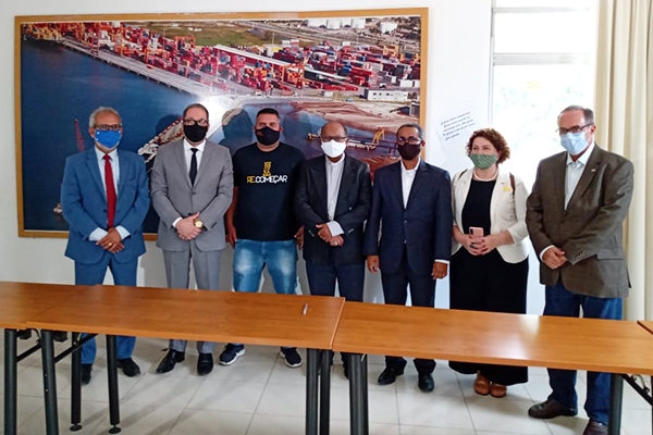 Autoridades e representantes da sociedade civil durante cerimônia – Foto: divulgação