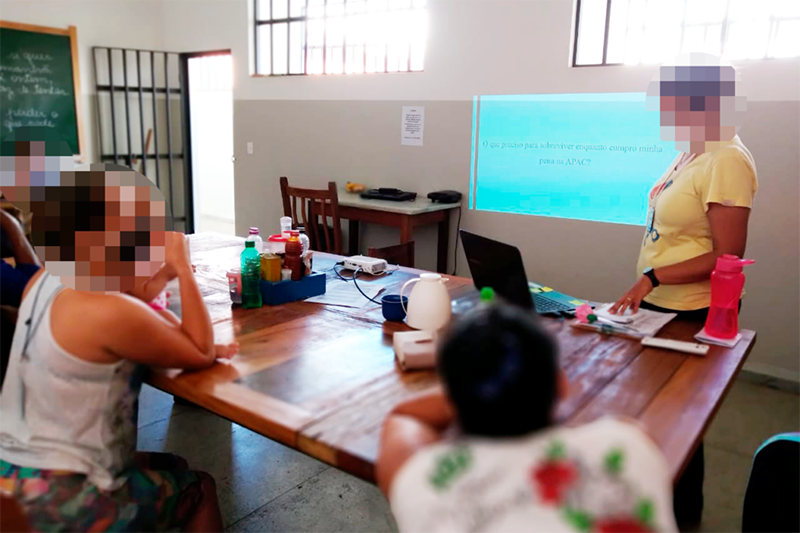 Recuperandas em atividades do projeto "Derrubando Muros" - Foto: divulga&ccedil;&atilde;o