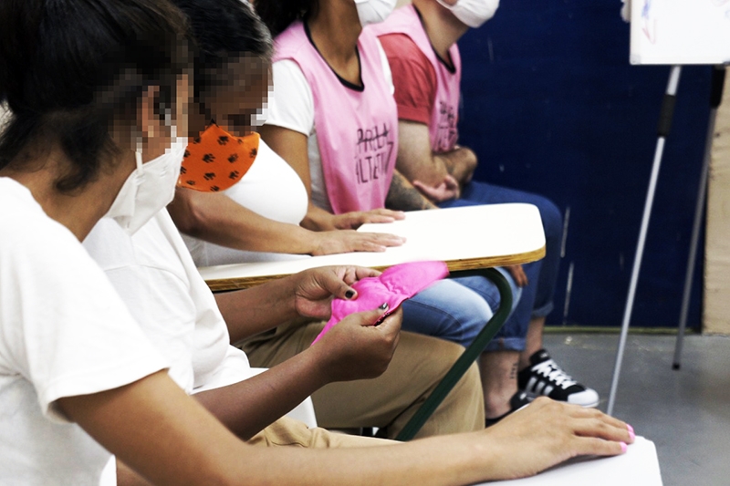 Reeducandas durante entrega dos absorventes - Foto: divulgação