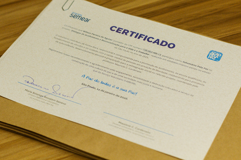 Certificado entregue aos volunt&aacute;rios do "Di&aacute;logos de Acolhimento" - Foto: Michel Mota | A&ccedil;&atilde;o Pela Paz