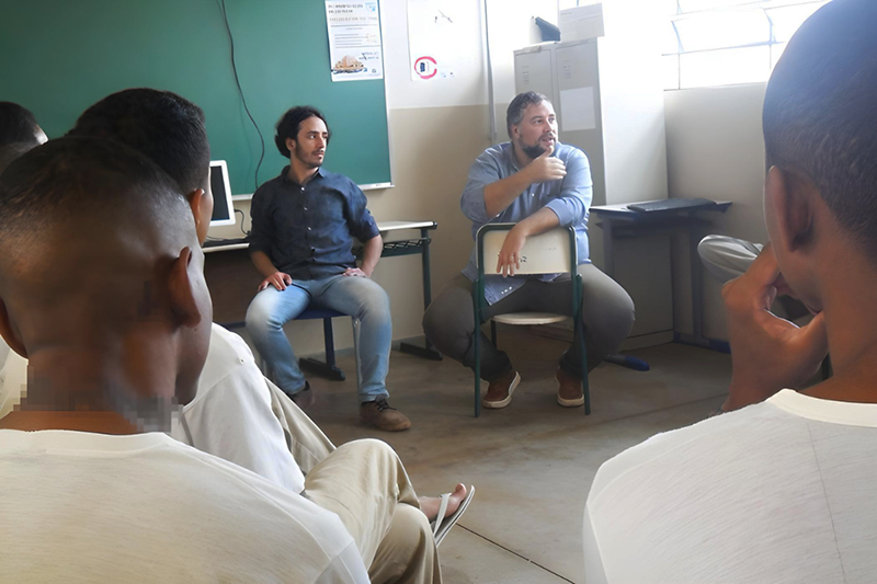 Eduardo conversando com reeducandos - Foto: divulga&ccedil;&atilde;o