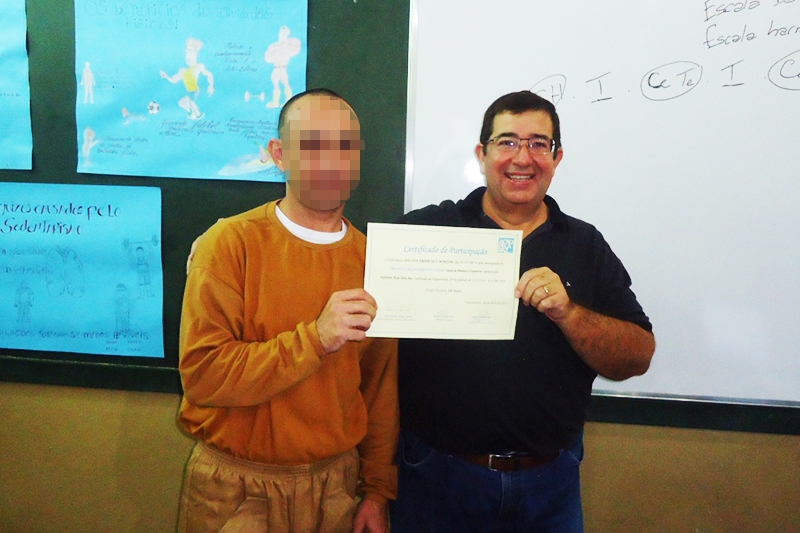 Reeducando recebendo seu certificado das mãos de José Veiga Filho - Foto: divulgação