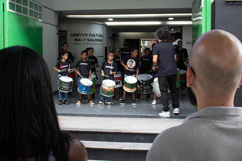 Apresentação do grupo de percussão Foto: Miguel Gonçalves - AfroReggae