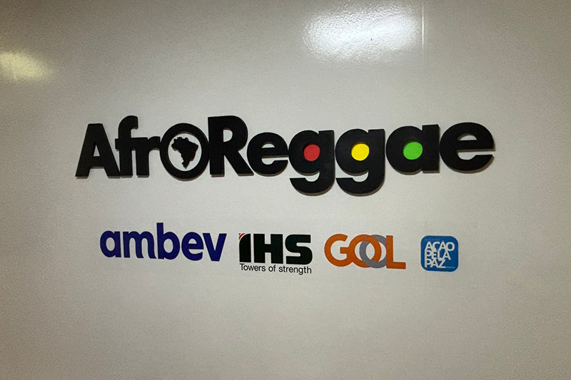 Logo do Ação Pela Paz junto a de outros parceiros do AfroReggae - Foto: Kaio Nunes | Ação Pela Paz