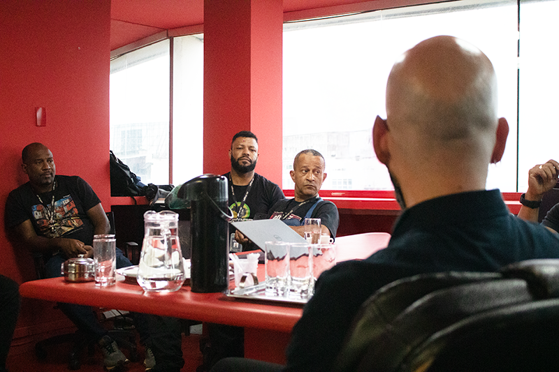 Roda de conversa com egressos do sistema prisional que são atendidos e voluntários apoiando outros atendidos do projeto - Foto: Miguel Gonçalves - AfroReggae