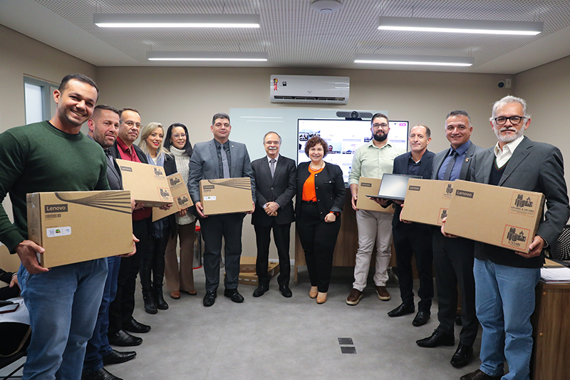 Entrega de notebooks durante reunião do SEMEAR - Foto: Lucas Claudiano | Imprensa TJSP
