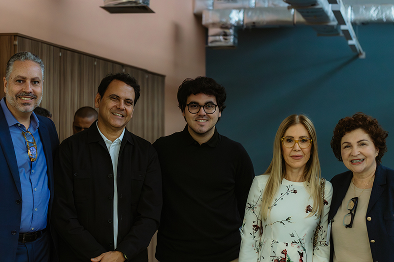 Rafael ao lado de Luiz Paulo Horta de Siqueira, Guilherme Siqueira, M&ocirc;nica Garfinkel e Solange Senese no evento de 10 anos do A&ccedil;&atilde;o Pela Paz em 2025 - Foto: Michel Mota | A&ccedil;&atilde;o Pela Paz