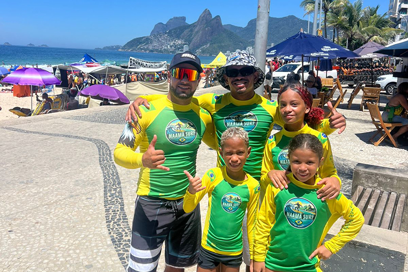 Naam&atilde; com seus alunos em praia do Rio de Janeiro - Foto: arquivo pessoal
