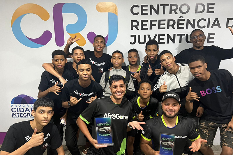 Naam&atilde; com alunos de surfe - Foto: arquivo pessoal 