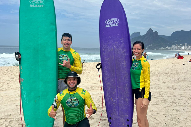 Naam&atilde; ao lado de outros surfistas no Rio de Janeiro - Foto: arquivo pessoal 