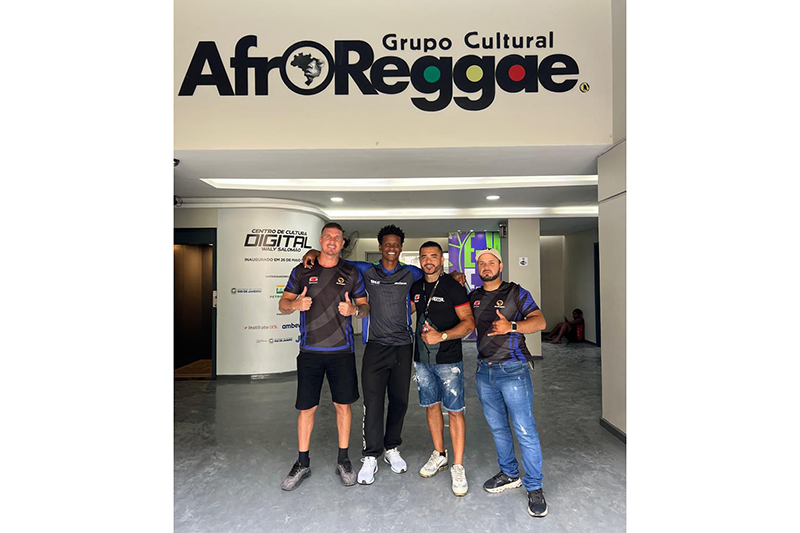 Naam&atilde; com o time do AfroReggae - Foto: arquivo pessoal 