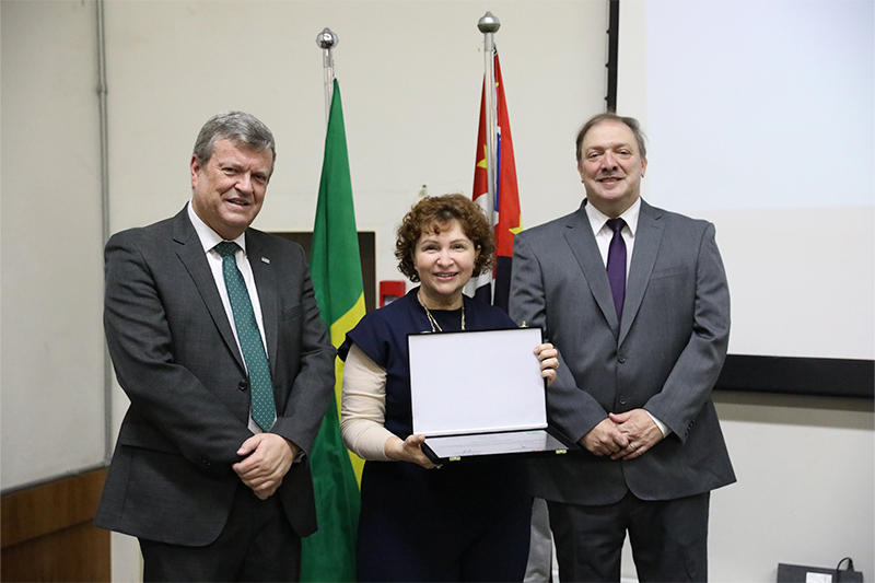Solange Senese ao lado do Cel. Marcello Streifinger e do Presidente e Diretor Executivo da Funap, Mauro Lopes dos Santos - Foto: Funap