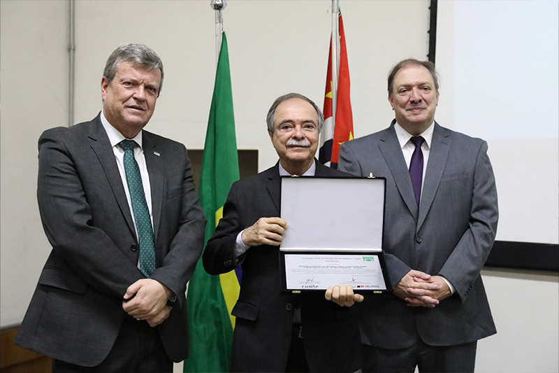 Desembargador Luiz Antonio Cardoso recebendo o selo pelo Programa SEMEAR - Foto: Funap