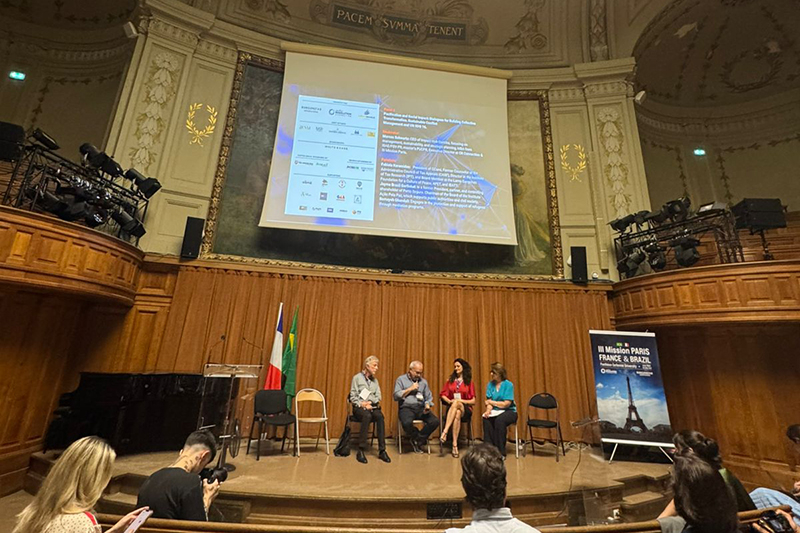 Jayme Garfinkel em mesa de debates em Paris - Foto: divulgação