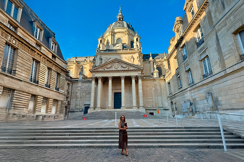 Andréa na frente da Universidade de Sorbonne, em Paris, em junho - Foto: aquivo pessoal