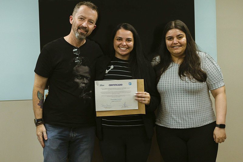 B&aacute;rbara (ao centro), o professor Maur&iacute;cio Cardenete (&agrave; esqueda) e Dayane Martins (analista do A&ccedil;&atilde;o Pela Paz - &agrave; direita) - Foto: Michel Mota | A&ccedil;&atilde;o Pela Paz