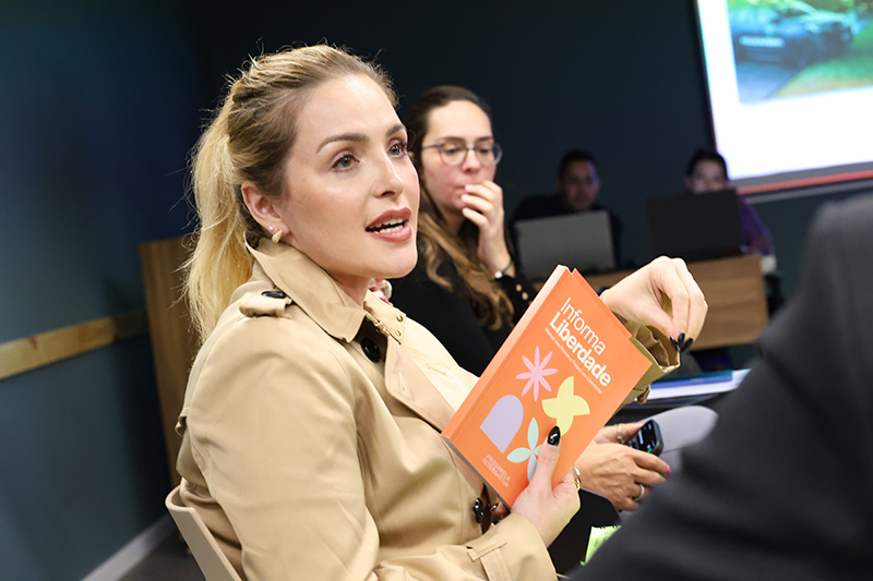 Karen Brandoles com o livro "Informa Liberdade" - Foto: Lucas Claudiano | Imprensa TJSP